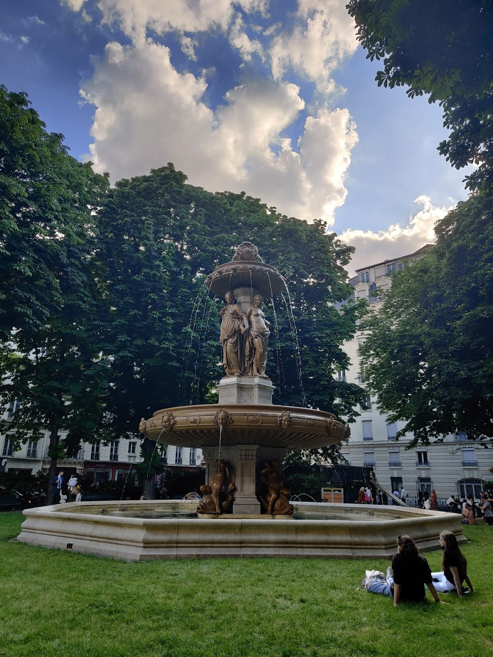 Les dames du bois de Boulogne : exteriors: apartment lent to Agnès and her mother