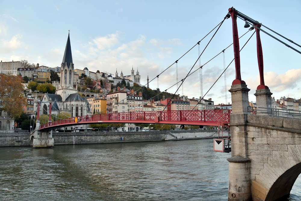 Les dents longues : Louis and Eva on the footbridge