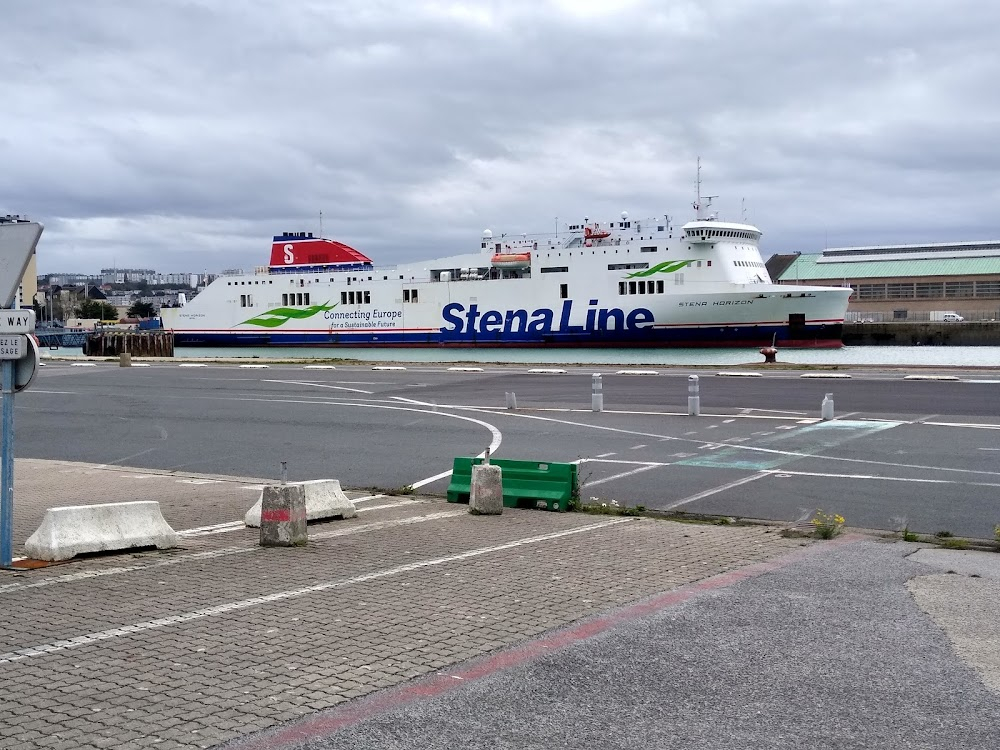 Les deux Anglaises et le continent : as Calais port