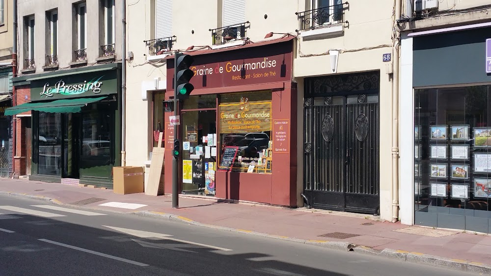 Les espions : the lady with an umbrella enters a café