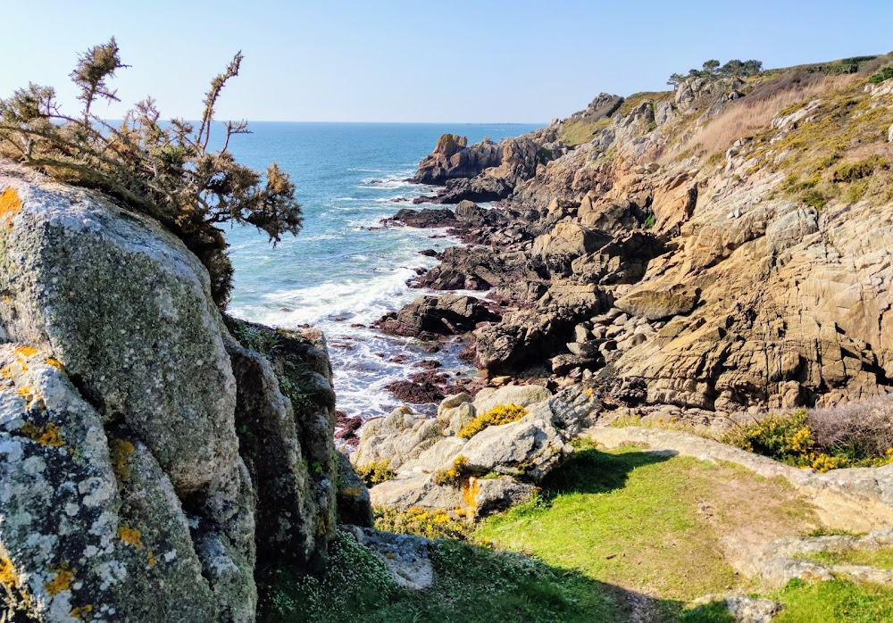 Les galettes de Pont-Aven : Henri paints on the cliff, wind blows canvas away