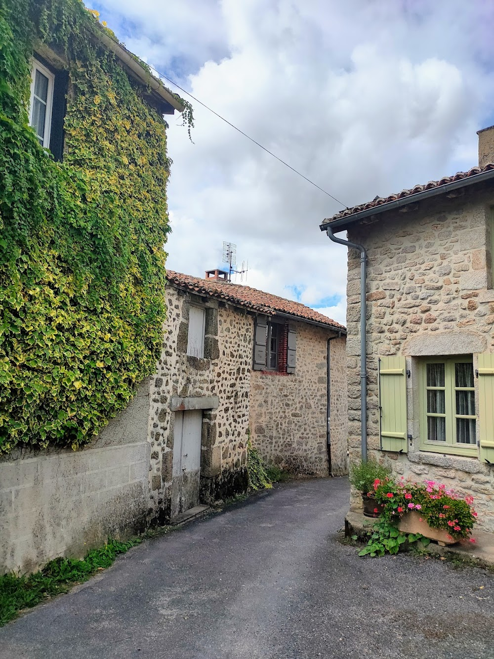 Les gardiennes : village church and school