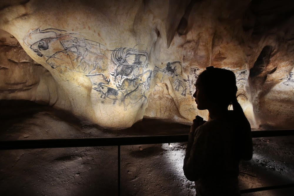 Les génies de la grotte Chauvet : views of the replica of the original cave being constructed and decorated