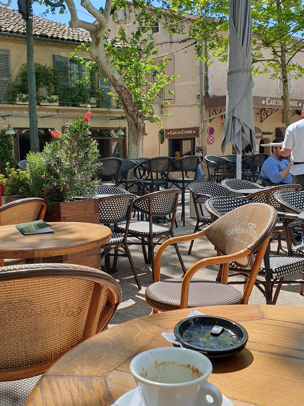 Les glaneurs et la glaneuse : interview of the owners and patrons of a café about gleaning