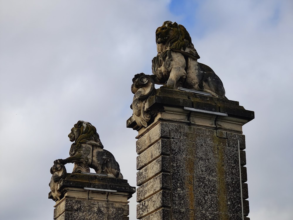 Les glaneurs et la glaneuse : one brief shot of the statue