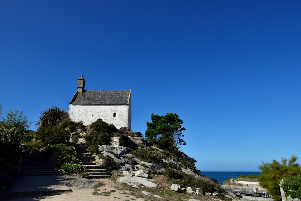 Les hommes de la côte : Janick prays in a chapel