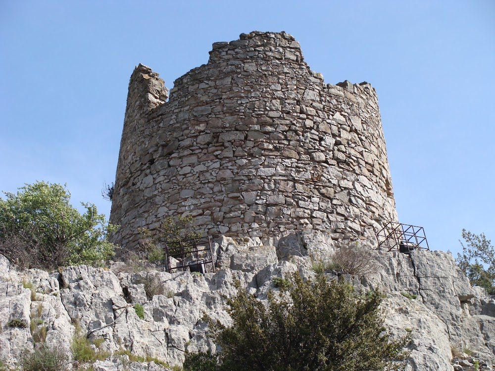 Les hommes du feu : Philippe passing by the castle ruins en route to the fire site