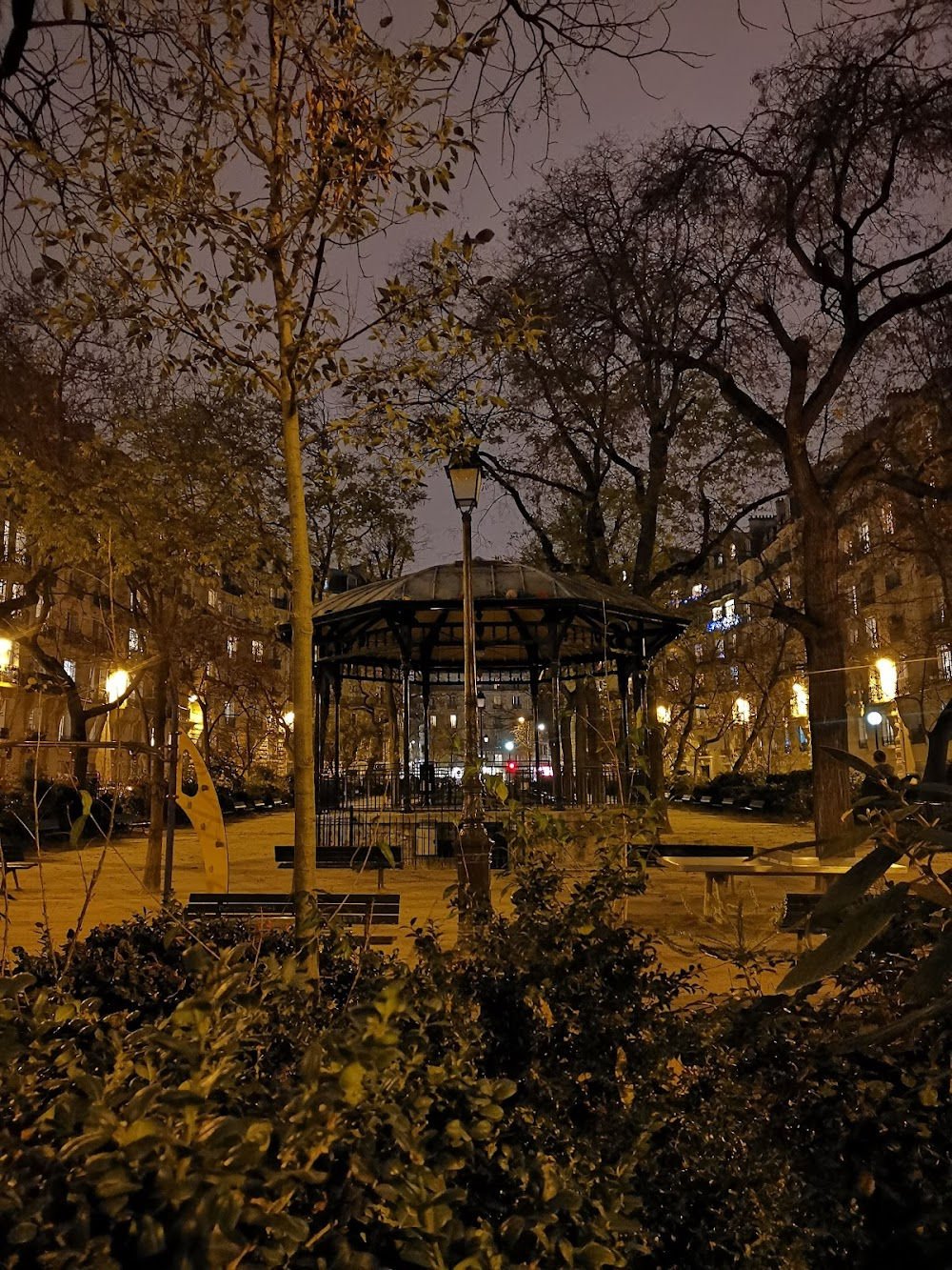 Les invités de mon père : Arnaud and Babette in the park