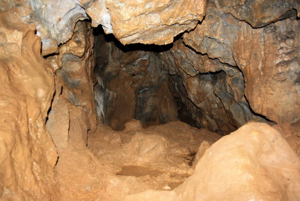 Les parfums : Anne, accompanied by Guillaume, visits a cave whose smell she is to reconstitute for a replica