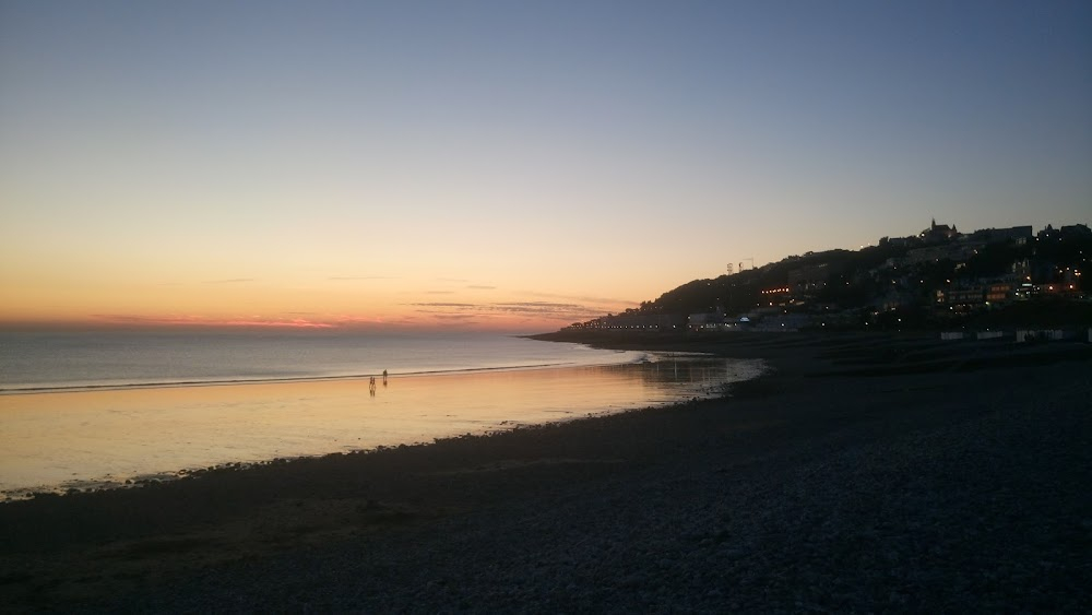 Les paumées du petit matin : beach scene