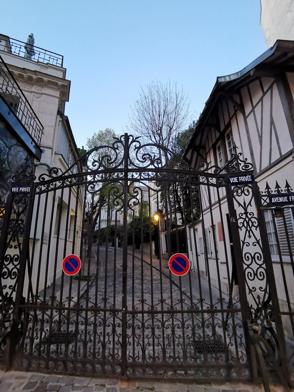 Neuilly sa mère! : as Impasse Debussy, gated alleyway