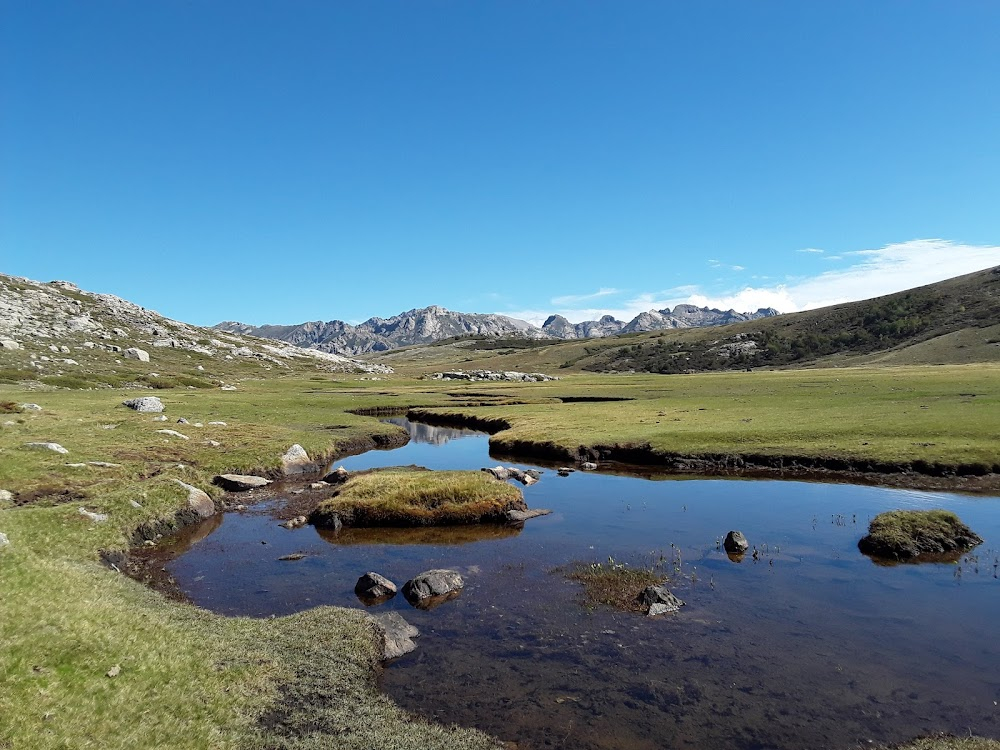 Les randonneurs : small mountain lake