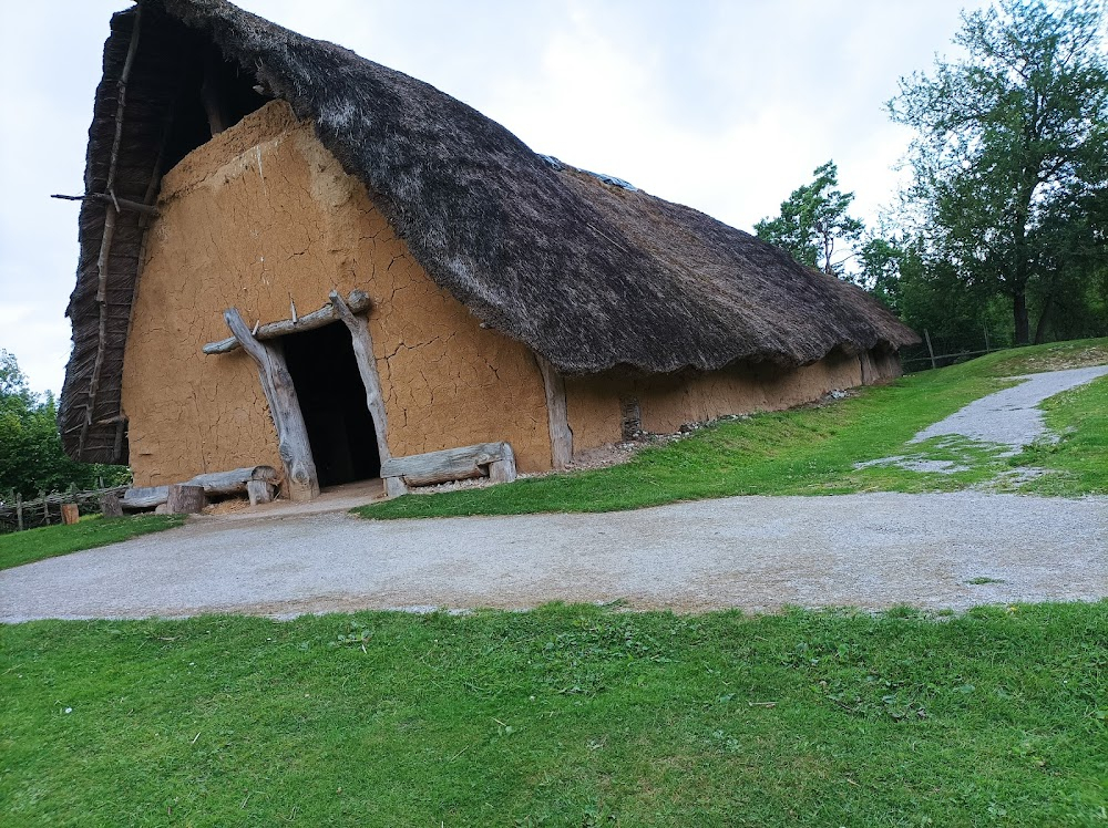 Les saisons : neolithic house