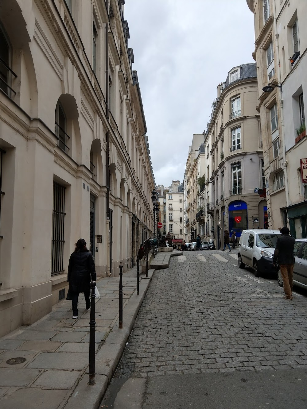 Le château de verre : Evelyne and Remy leave their hotel, walk up a street and then hail a cab.