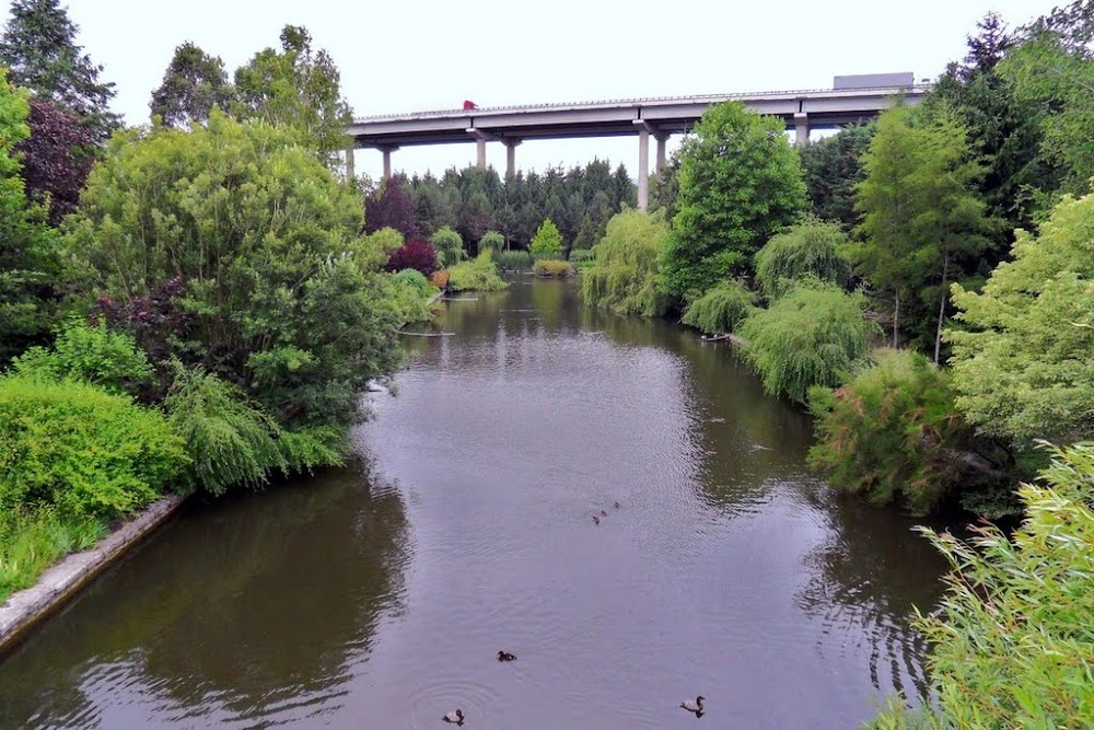 Les valseuses : fishing on the canal, and canal lock opening when Marie-Ange shouts out her climax