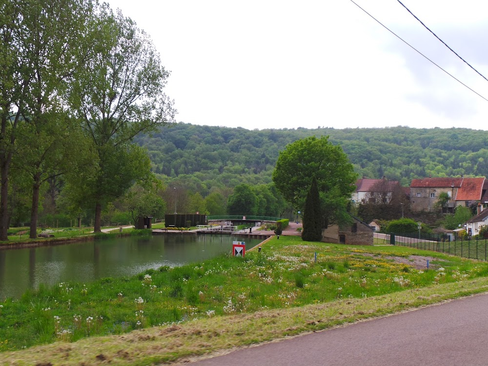 Les valseuses : house by the canal