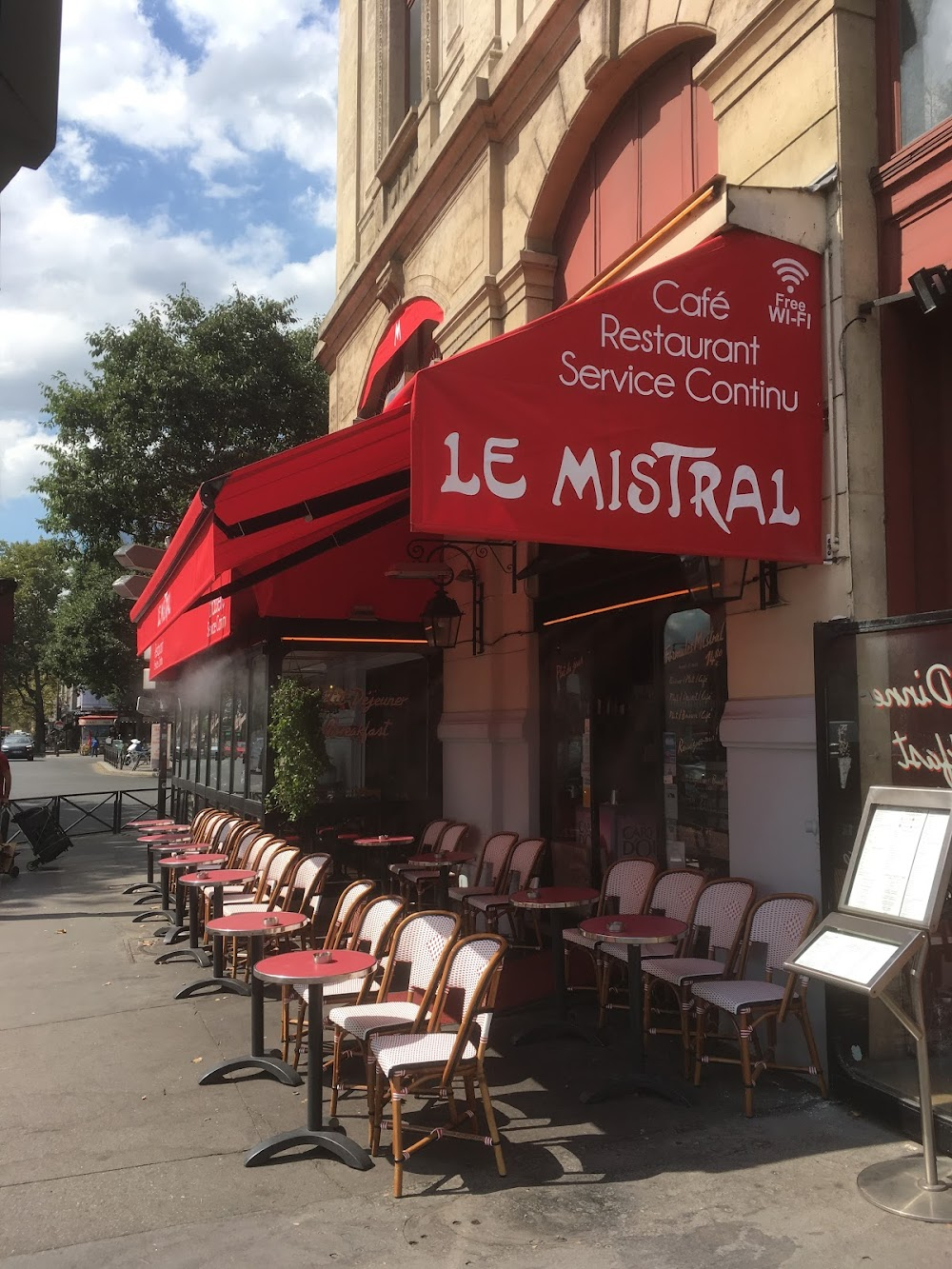 L'éventreur de Notre-Dame : Cafe where Lina Romay meets her friend