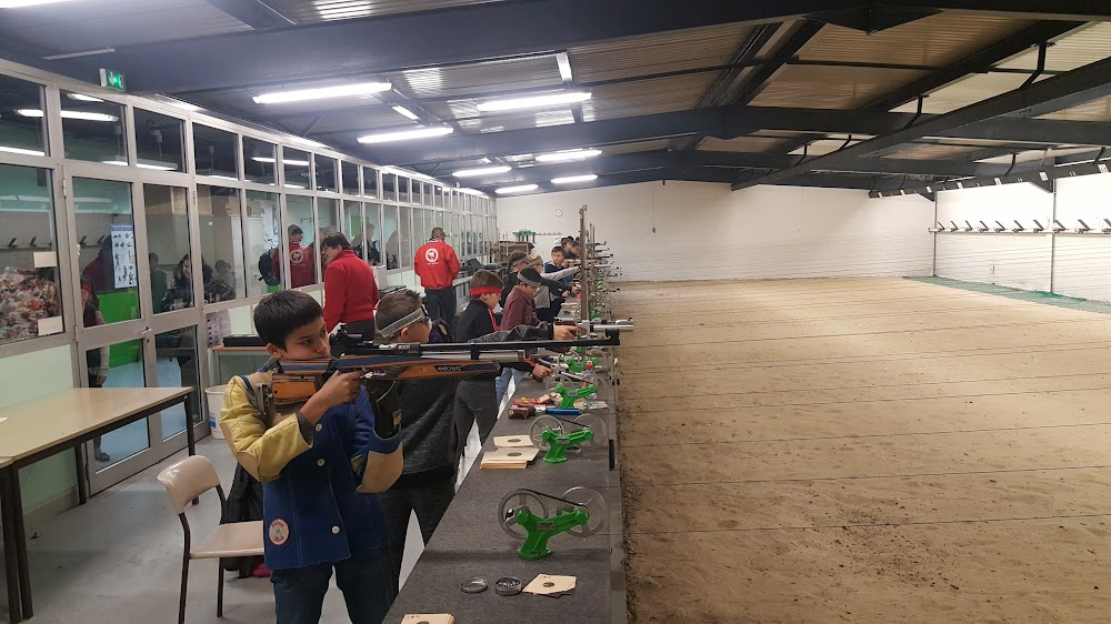 L'exécutrice : Shooting range scene.