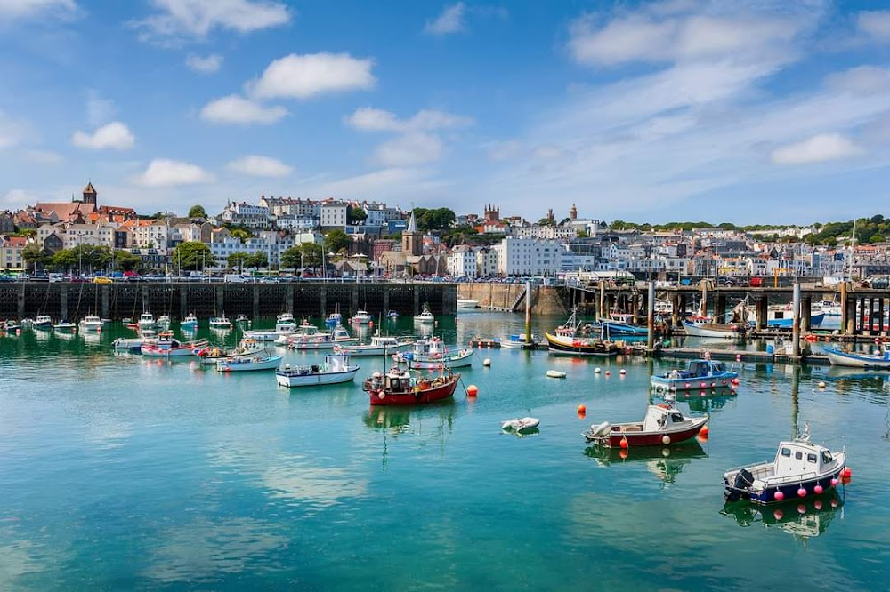 Above Us the Waves : scene with the preparation for the abortive first mission is clearly filmed on Castle Pier, and in the waters around Herm and Sark. Historians won't miss the irony of this. At the time the film is set, German troops would have occupied the pier.