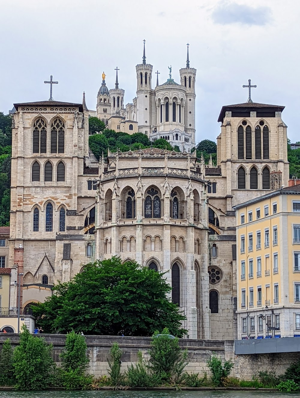 L'horloger de Saint-Paul : Michel who's a clockmaker looks a long time at the Astronomical Clock made in the 16th centurty.