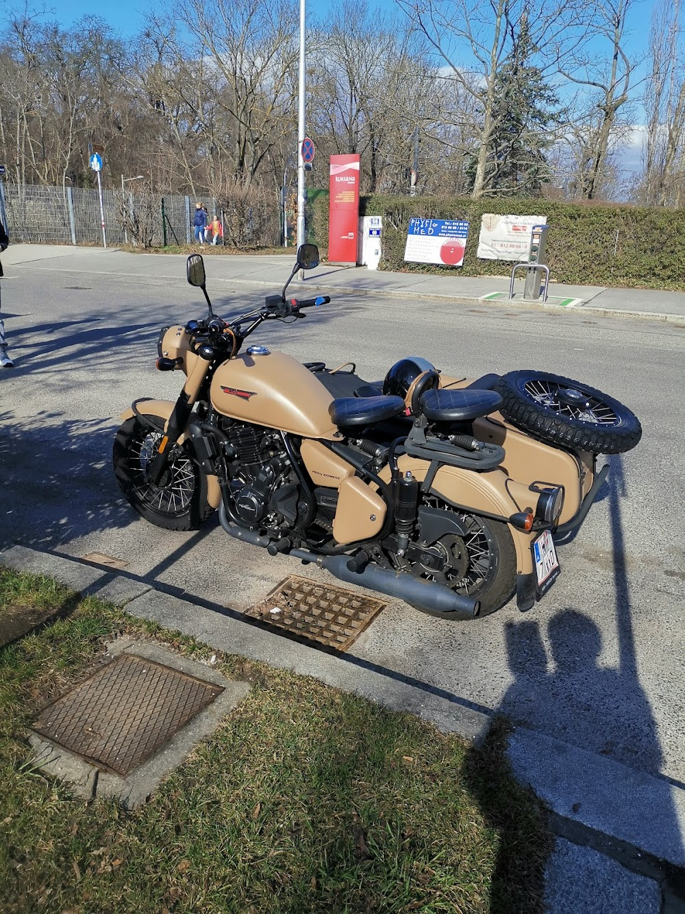 Liebe durch die Autotür : Motorradfahrt bei den Gemeindebauten