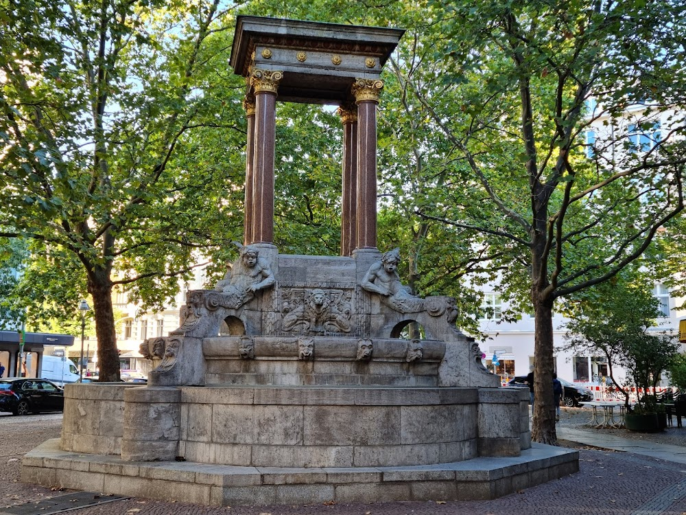 Liebe mich! : Sarah and Oliver play in St George Fountain