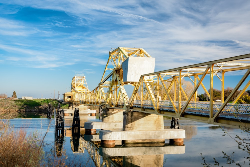 Life : Ray and Claude drive across the bridge on the way to Mississippi