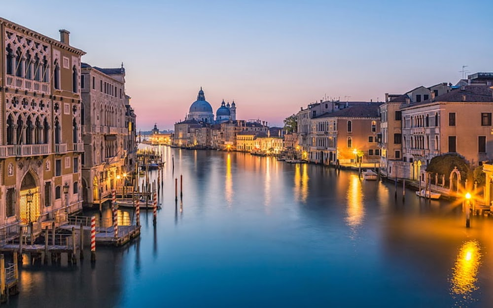 Venise, panorama de la place Saint-Marc pris d'un bateau : 