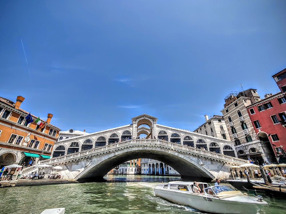 Venezia, la luna e tu : aka Ponte di Rialto, San Polo, Venice, Veneto, Italy