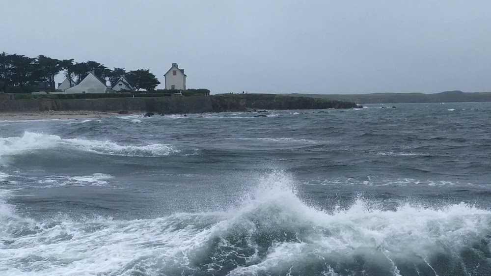 L'île aux trente cercueils : interior and exterior locations