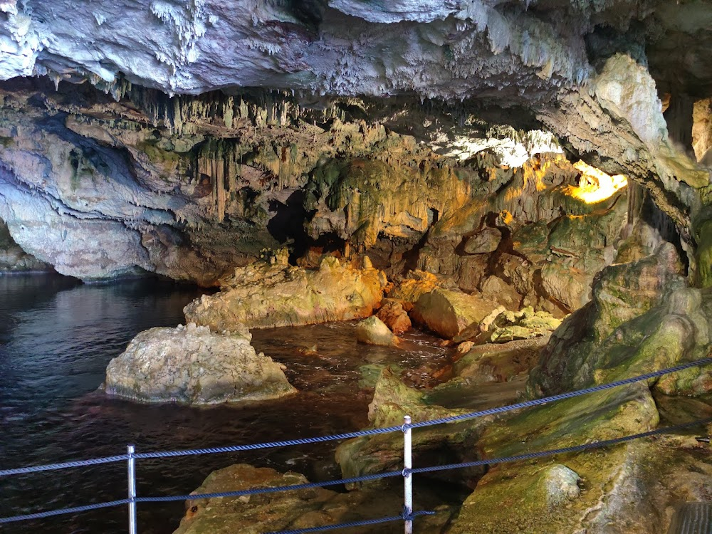 L'isola degli uomini pesce : cave with stalactites