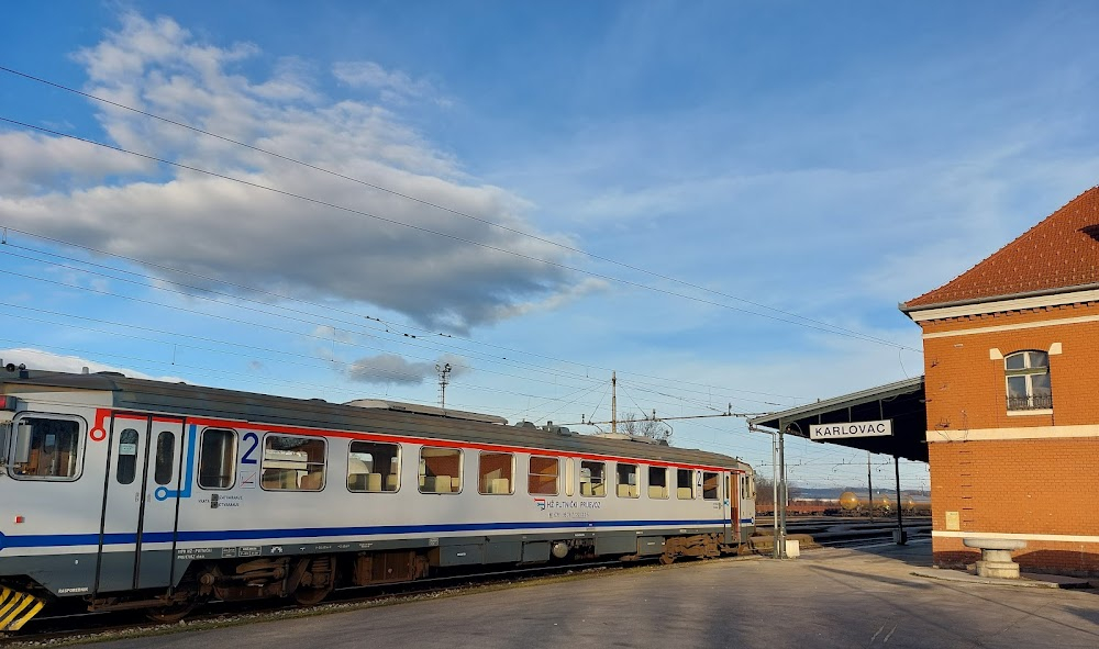 Ljubav ili smrt : Railway station, exterior