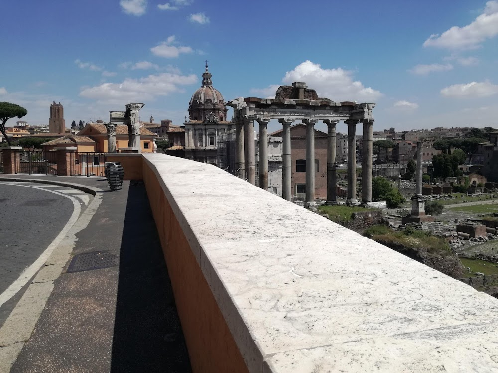 Lo sbarco di Anzio : The road which the jeep approaches the Roman ruins