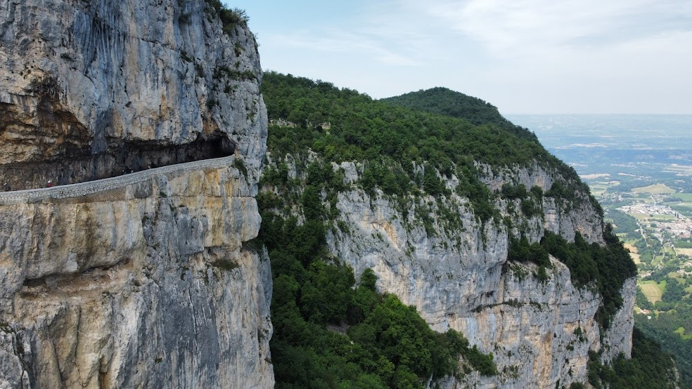 Loin du périph : Scenic balcony road in car chase scene