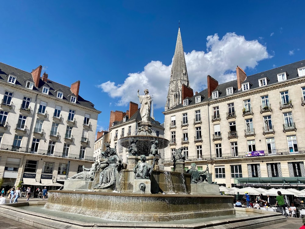 Lola : Roland is seen walking across the plaza, in front of its fountain.