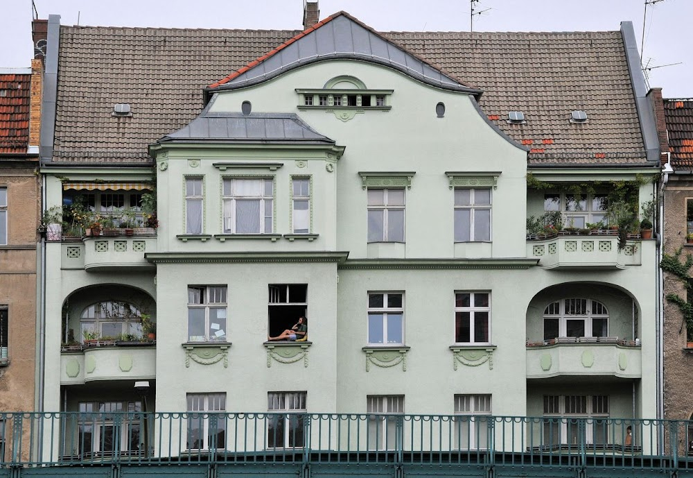 Lola rennt : glaziers carry window across the street, at crossing with Buchholzer Str.