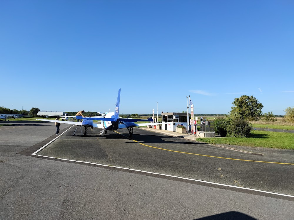 Les héros sont fatigués : opening scene: landing of the plane in Africa