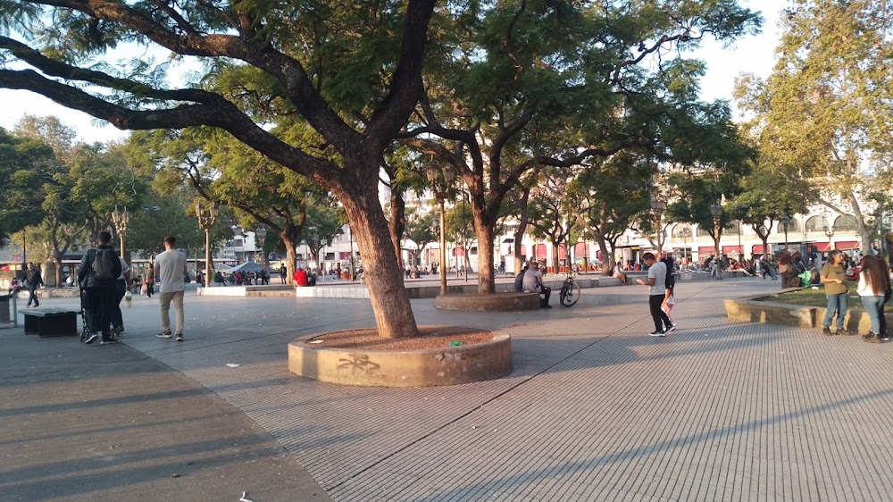 Los tallos amargos : In the opening shots, Liudas and Gasper get out of a taxi here. In one shot, you can see the clock on the south side of the Estación Once building in the background.