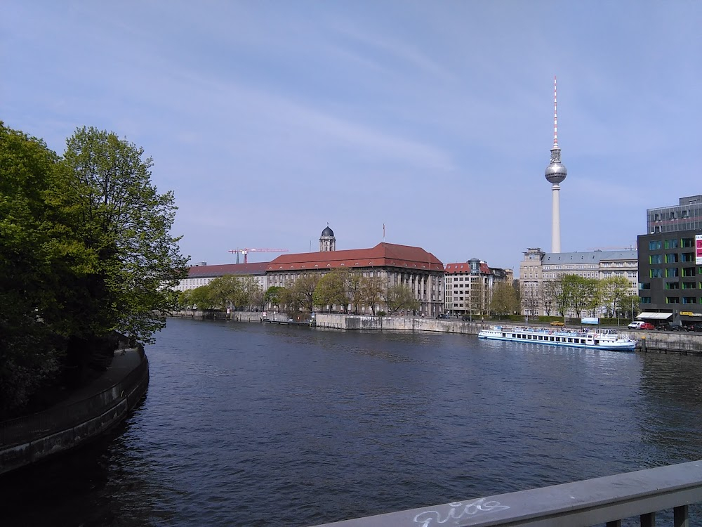 Liebe mich! : Sarah and Oliver listen to the street musician and embrace on the bridge