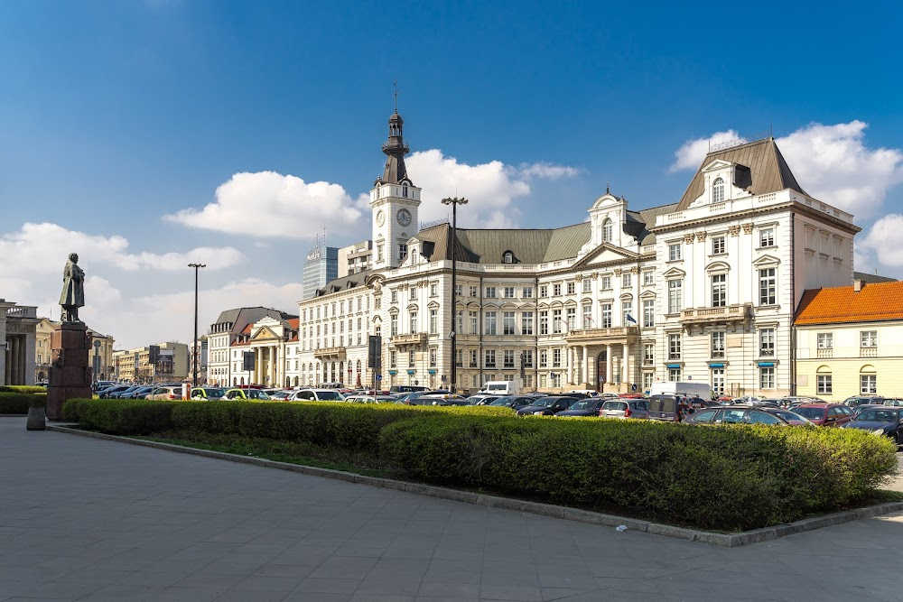 Ludzie bez jutra : building facing the theatre entrance