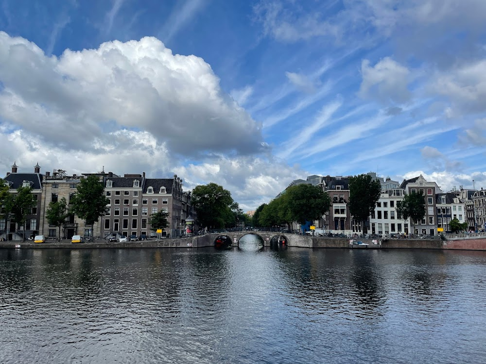 L'une chante l'autre pas : touring the canals in Amsterdam