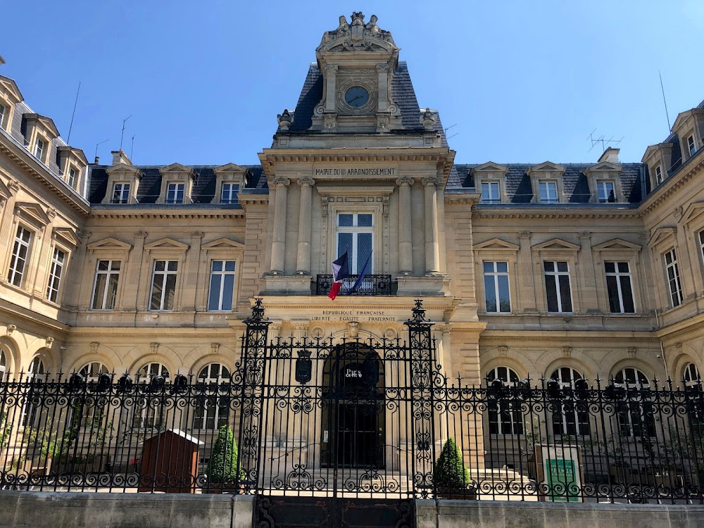 Lupin : exterior of building