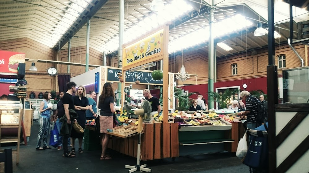 Lux: Krieger des Lichts : The wholesale market where Thorsten is working his day job.