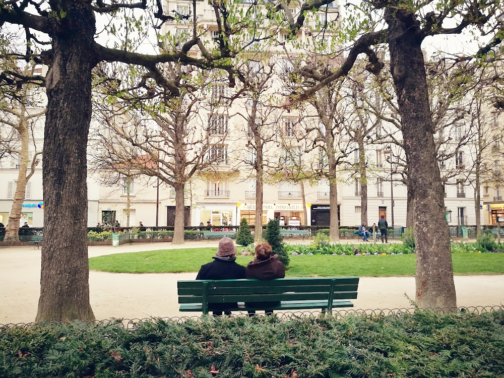 Ma vie est un enfer : Abargadon meets Leah in a park