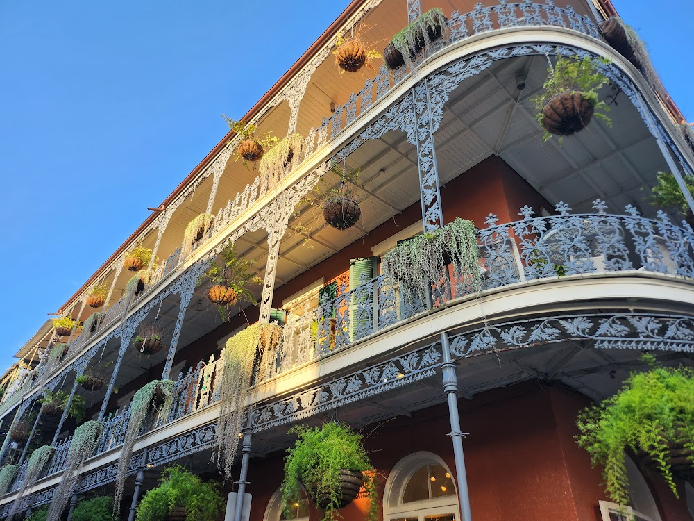 Macabro : Ornate corner building in opening credits