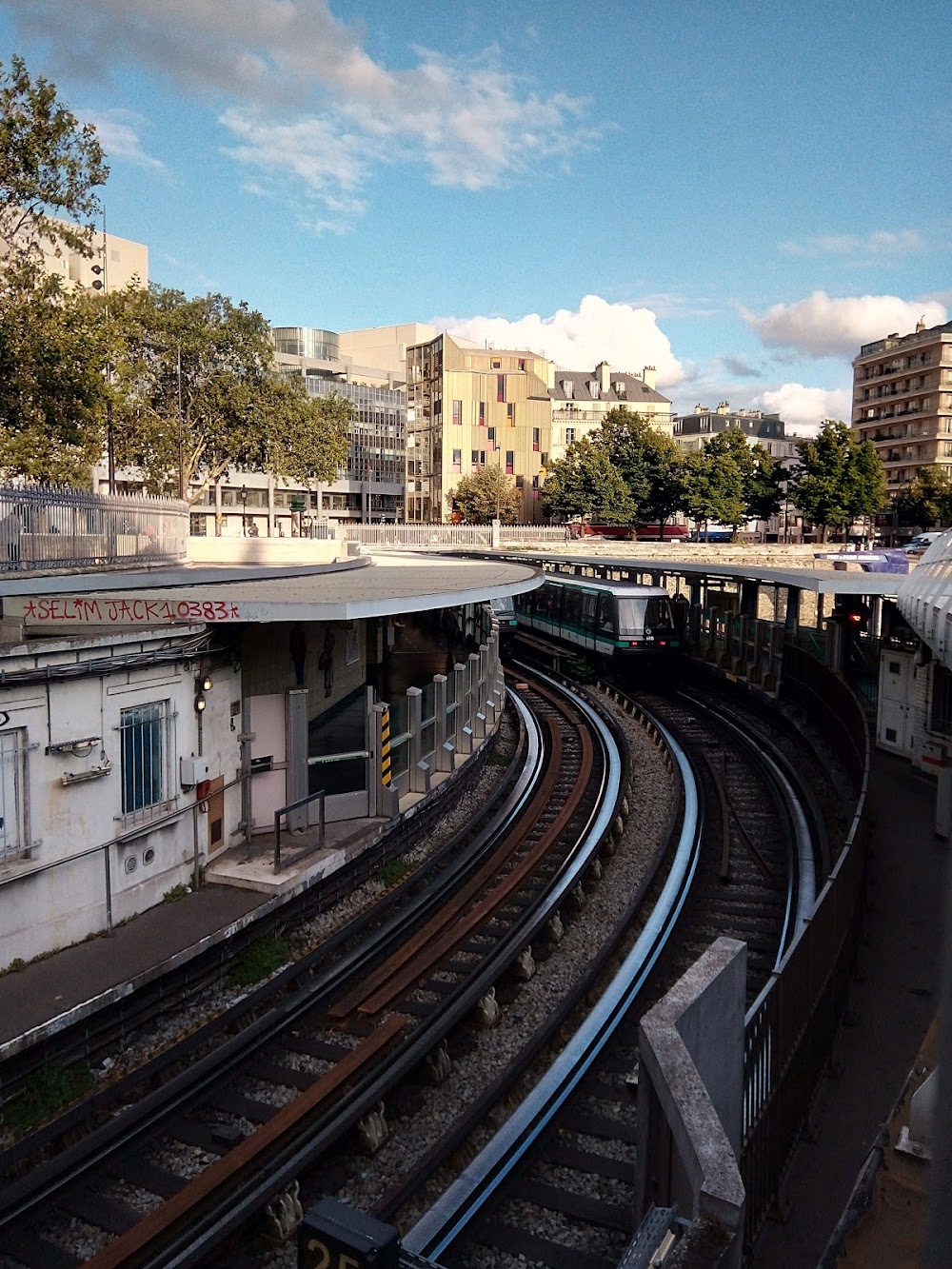 Madame de... : train station sequence