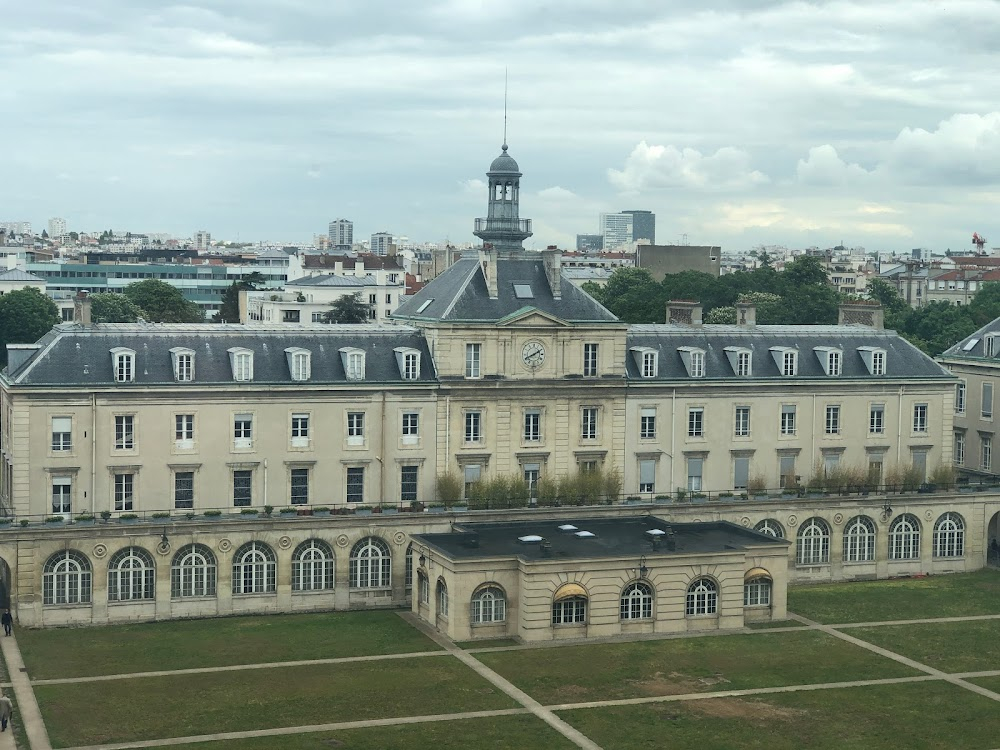 Mademoiselle de Joncquières : scenes in a Paris street: Mme and Mlle de Joncquière's apartment exteriors