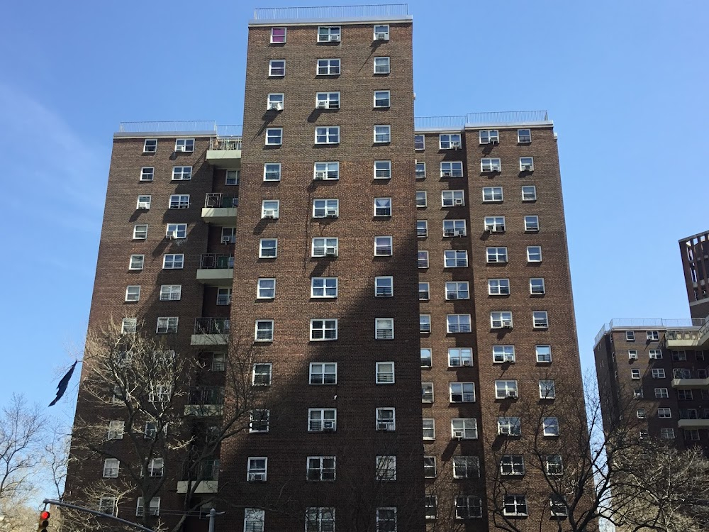 Madigan : Dan and Rocco meet with Hugie outside tall brick apartment buildings