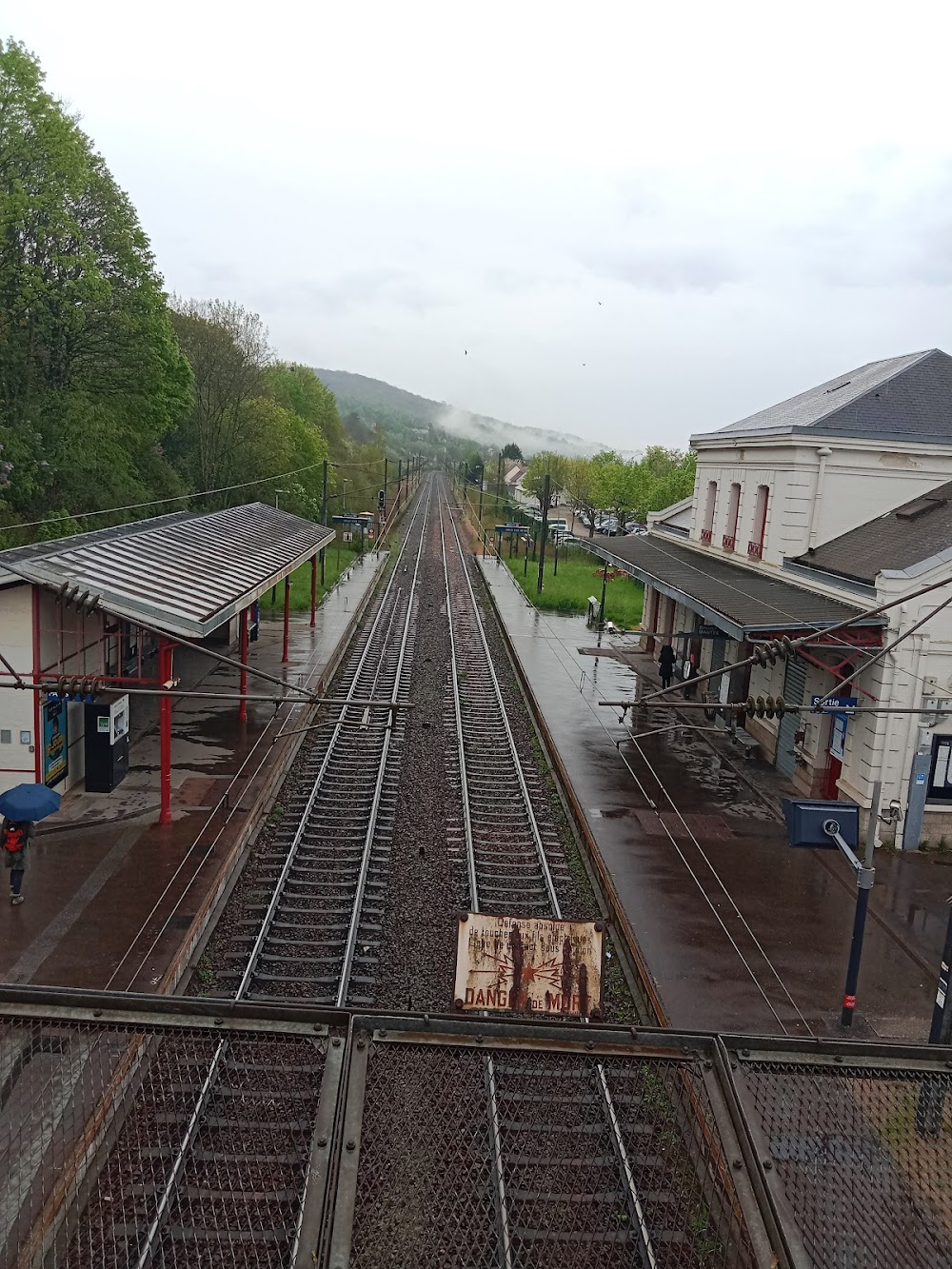 Maigret et l'affaire Saint-Fiacre : train station scene