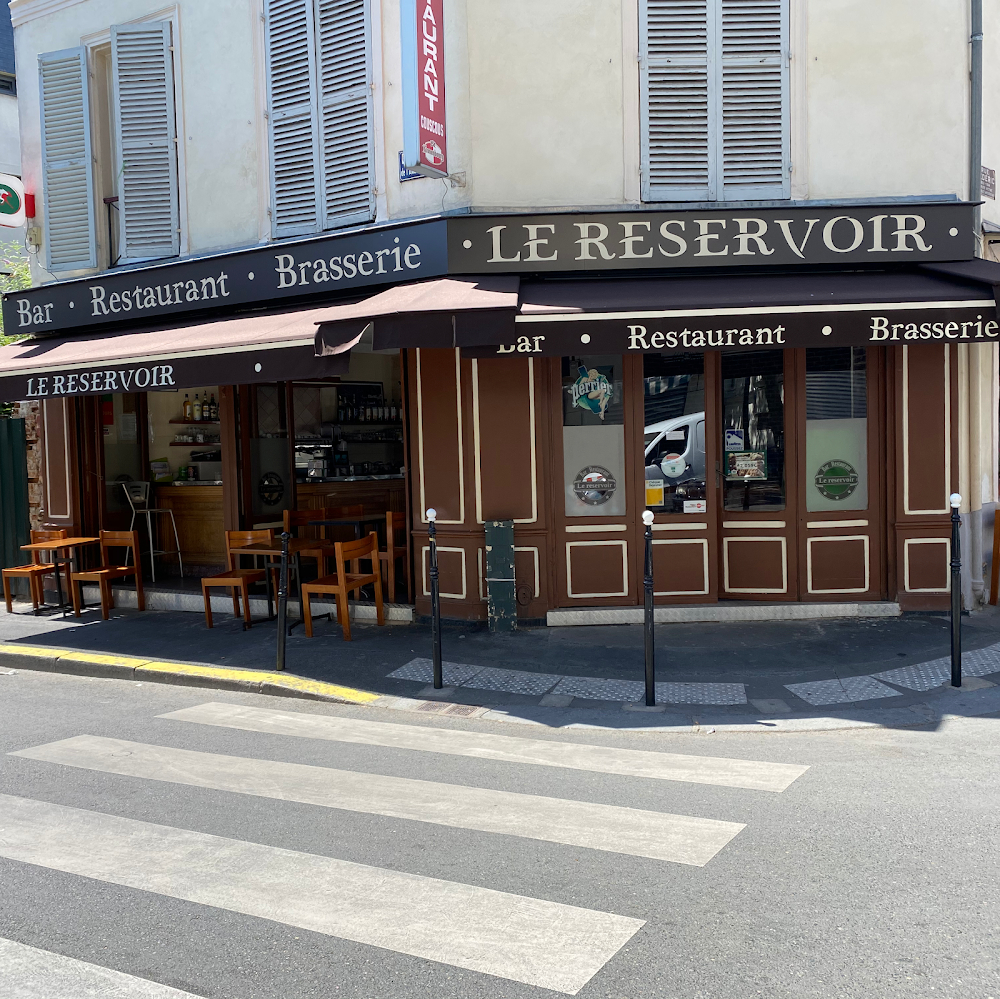 Maigret voit rouge : café from which Maigret emerges in the night, knowing he's being hunted